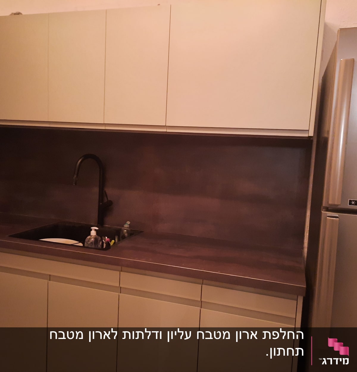 מטבח עם ארונות, כיור וברז שחור